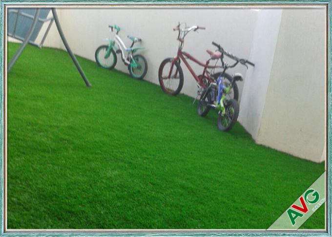 Perfekter Hautschutz-Kindergarten-Spielplatz-synthetischer Rasen farbiges Gras 0