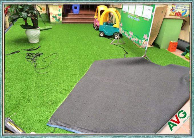 Feuerbeständiger Kindergarten-künstliches Gras für die Dekoration passend für Kinder 0