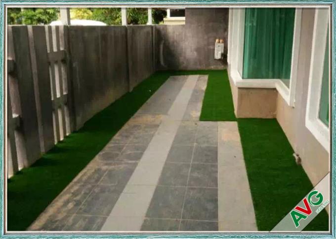 Synthetischer Rasen, der künstliches Gras für Unterhaltungs-Verzierungs-Hausgarten-Kindergarten landschaftlich gestaltet 0