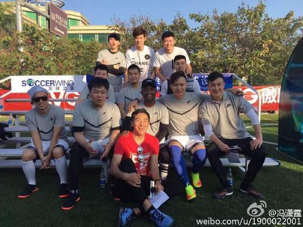 neueste Unternehmensnachrichten über Feng Xiaoting Charity Football Game hielt gestern und widmete sich Liebe der Zukunft von China-Fußball  0