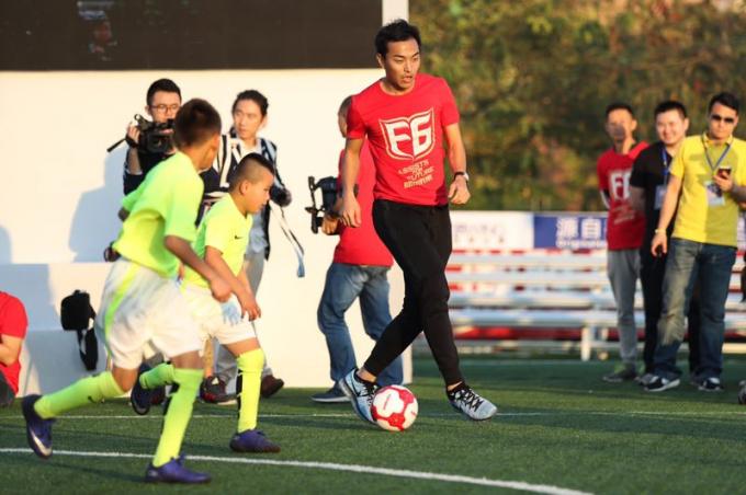 neueste Unternehmensnachrichten über Feng Xiaoting Charity Football Game hielt gestern und widmete sich Liebe der Zukunft von China-Fußball  1