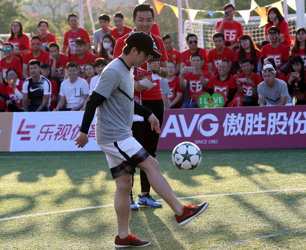 neueste Unternehmensnachrichten über Feng Xiaoting Charity Football Game hielt gestern und widmete sich Liebe der Zukunft von China-Fußball  2