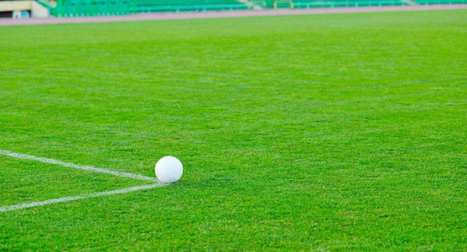 neueste Unternehmensnachrichten über Vergleich zwischen synthetischem Fußballgras und wirklichem Gras  0