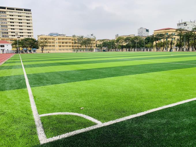 Künstlicher Gras-Sport, der für Fußball-Fußballplatz 50mm ausbreitet 0