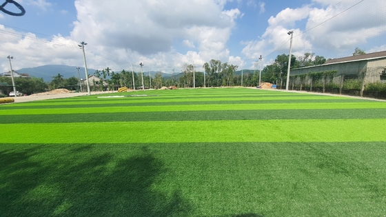 CHINA Chemiefasergewebe-Fußball-Gras-Fälschungs-Fußball-Rasen-Teppich Brasion beständiger 45mm fournisseur