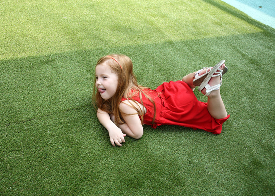 CHINA Kinderspielplatz-künstliches Gras für die Landschaftsgestaltung, grüner gefälschter Gras-Teppich fournisseur