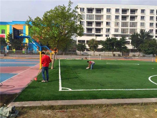 CHINA Synthetisches Gras im Freien für Spielplätze, künstliches Spielplatz-Gras PET Material fournisseur