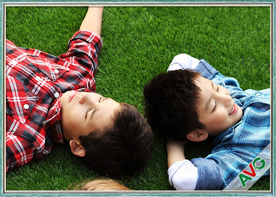 CHINA 30mm dauerhafte Kühlvorrichtungs-synthetisches künstliches Teppich-Oberflächengras für Tummelplatz-Kinder fournisseur