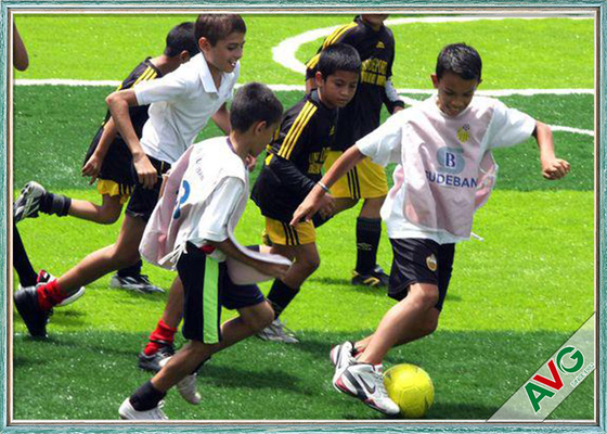 CHINA Fußball-im Freien künstlicher Gras-Rasen mit dauerhaftem zurückziehendem PET Material-künstlichem Gras für Futsal fournisseur