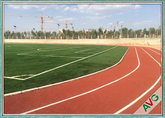 CHINA Einzigartige faserige Struktur-Fußball-künstliche Gras 12000 Dtex-Fülle-Oberfläche fournisseur