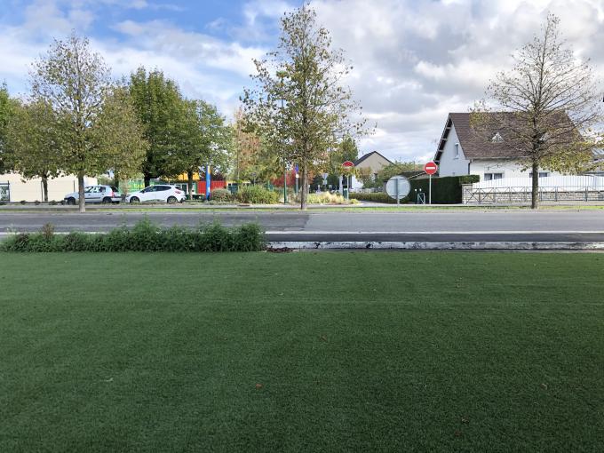 Der Garten, der Naturrasen landschaftlich gestaltet, legen künstliche gute Steifheit mit Teppich aus 0
