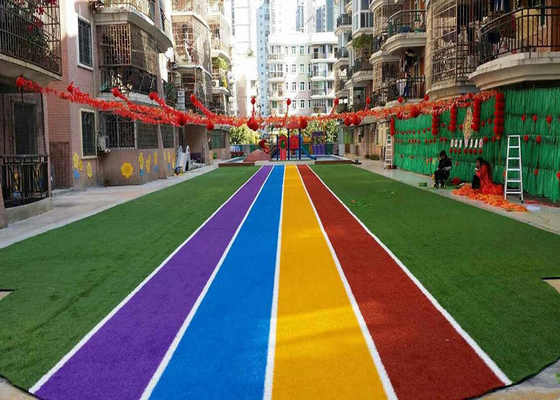 China Laufbahn färbte künstliche Gras-Teppiche für die Landschaftsgestaltung der Dekoration fournisseur