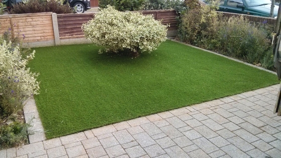 Üppiges grünes natürliches schauendes Garten-künstliches Gras legen 20mm Höhe mit Teppich aus fournisseur