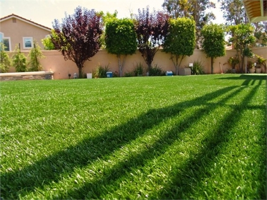 Chinesisches synthetisches Gras legen Innengarten-Teppich-Gras-künstliches Rasen-Gras mit Teppich aus fournisseur