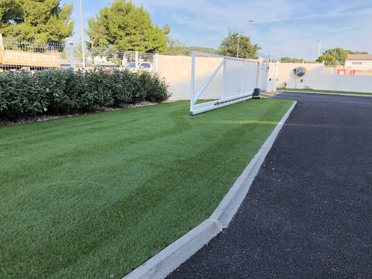 Künstlicher Gras-Garten-künstliches Gras synthetisches Gras für die Landschaftsgestaltung mit Teppich auslegen fournisseur