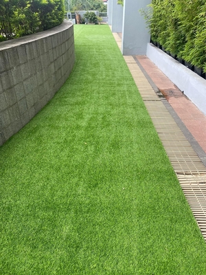 Synthetischer Rasen Gazon-Landschaftsgarten, der Rasen-Teppich-künstlichen Gras-Rasen ausbreitet fournisseur